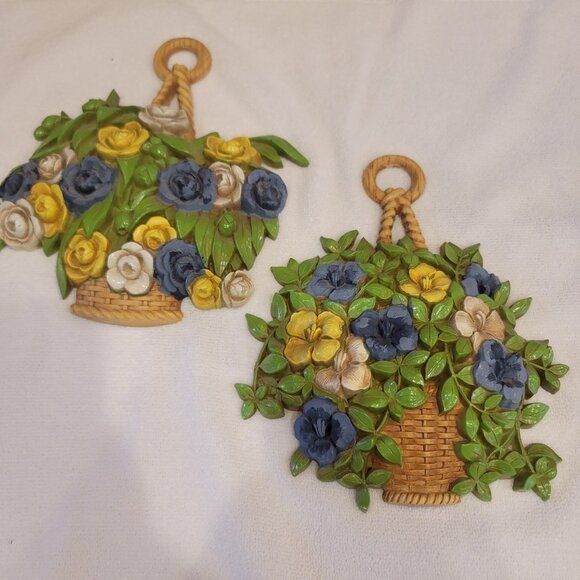 Vintage 1975 Syroco Pair Retro Plastic Wall Art Floral Basket Decor Wall Plaque - Picture 1 of 6